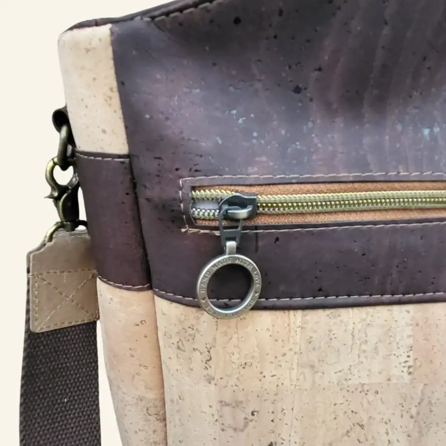 Laptop tas naturel en bruin kurk detail ritshanger Handgemaakte kurk laptop tas detail ritshanger