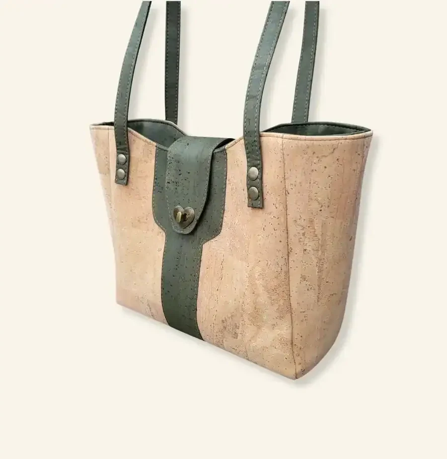 Schoudertas van kurk naturel met groen zijkant