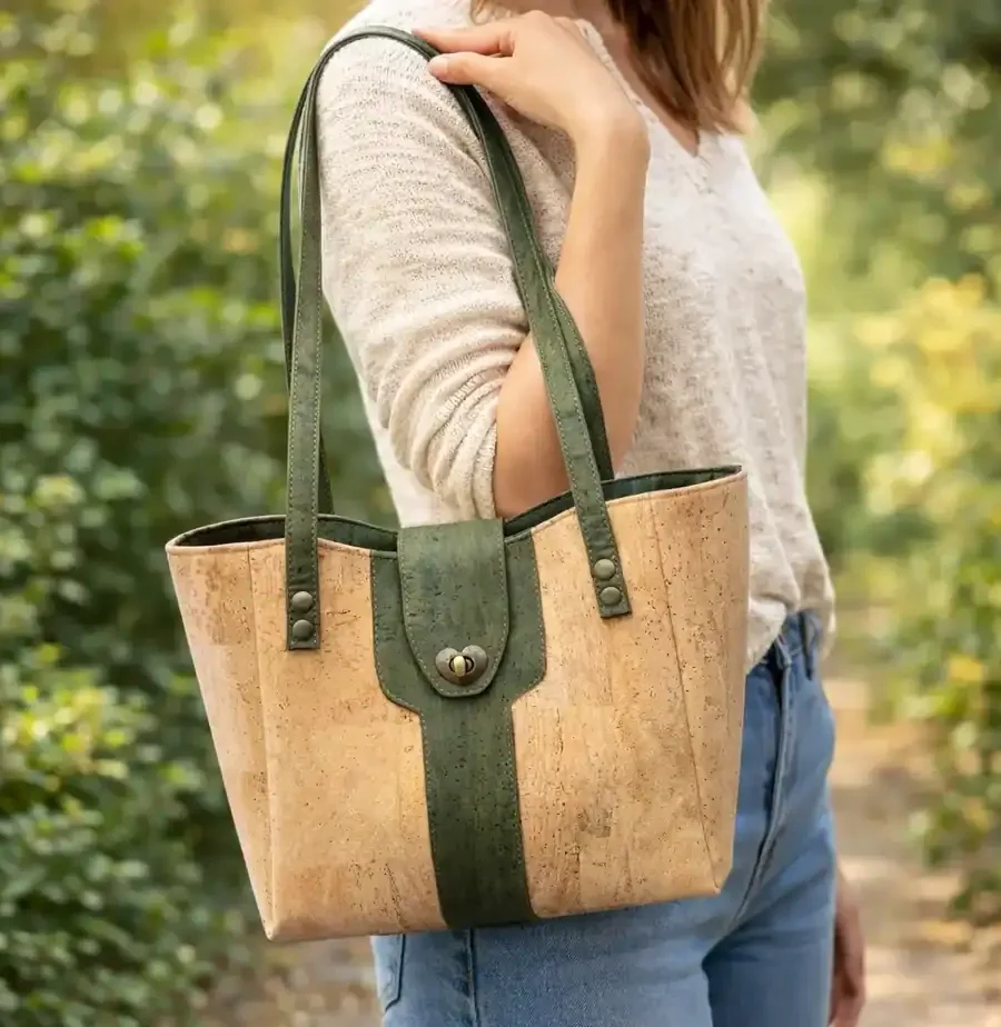 Schoudertas van kurk naturel met groen