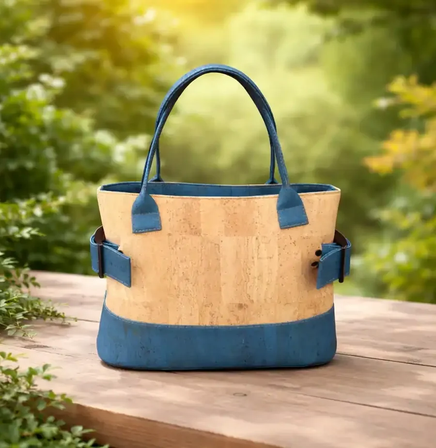 handtas blauw kurk sfeerfoto Handtas naturel met blauw kurk gedragen