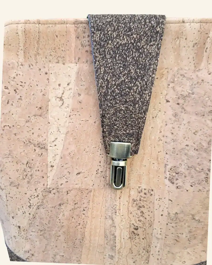 Crossbody tas naturel met bruin detail klep crossbody tas in naturel met bruin kurk detail