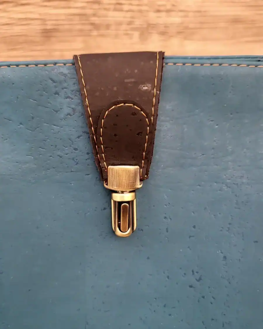 Kurk crossbody tas turquoise detail sluiting