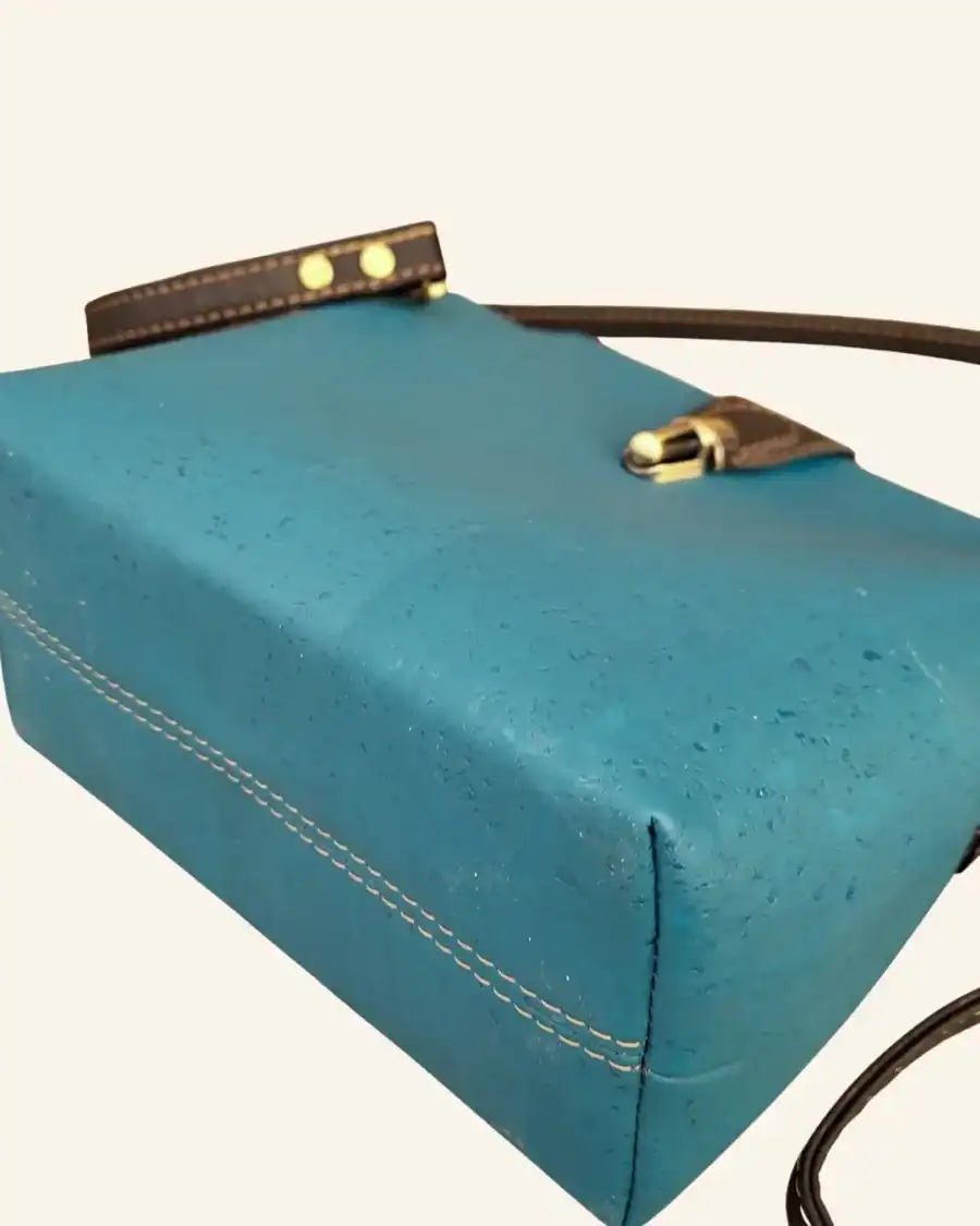 Kurk crossbody tas turquoise onderkant