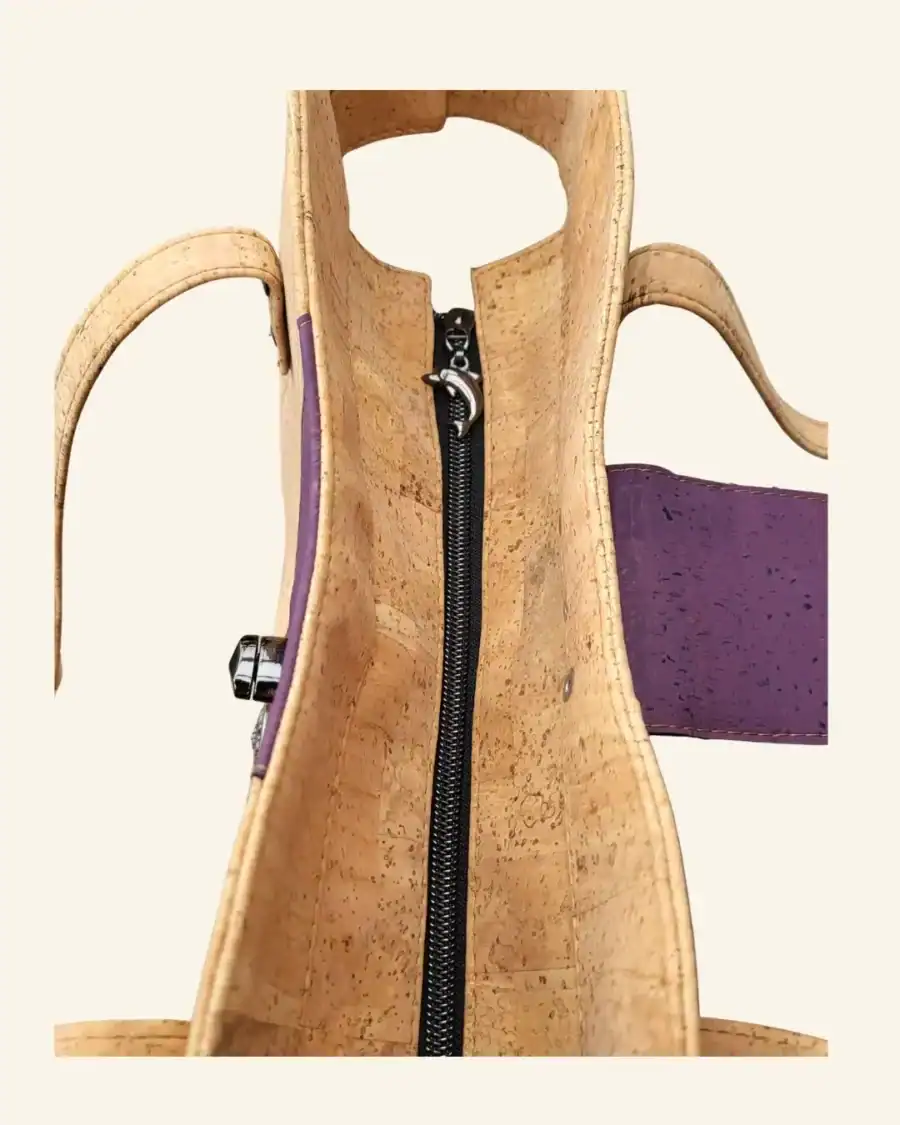 Handgemaakte kurk schoudertas naturel met paars bovenkant rits Handgemaakte kurk schoudertas naturel met paars bovenkant