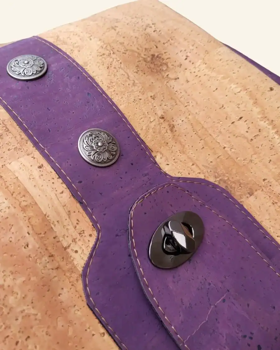 Handgemaakte kurk schoudertas naturel met paars detail