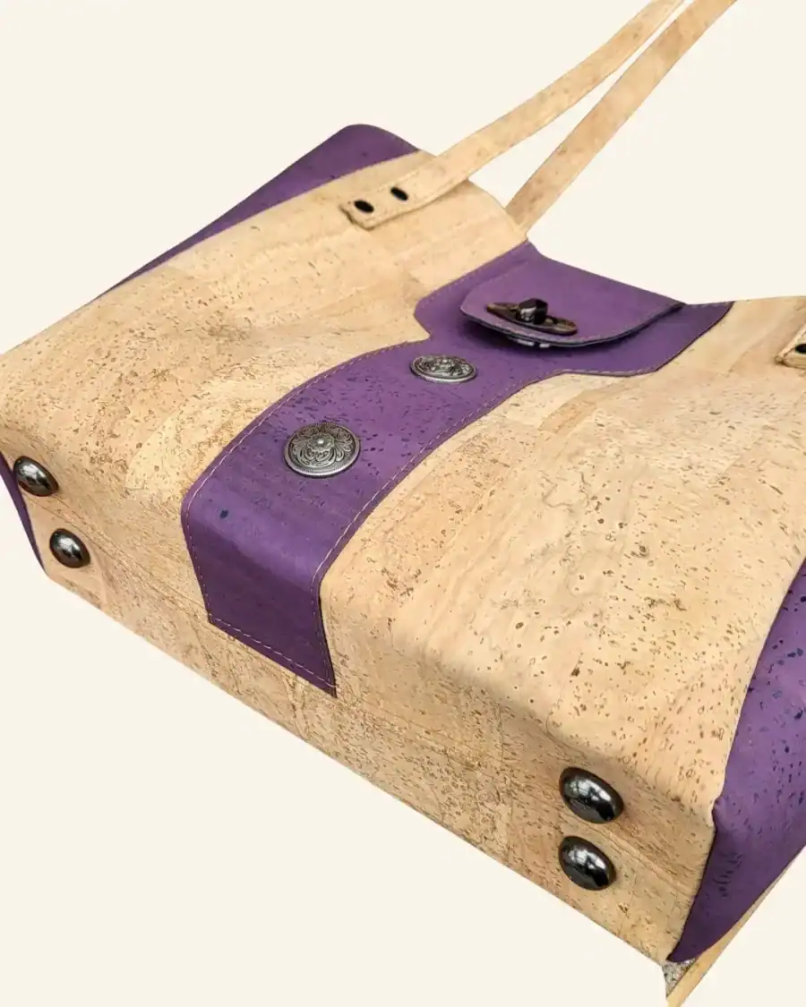 Handgemaakte kurk schoudertas naturel met paars onderkant Handgemaakte kurk schoudertas naturel met paars onderkant