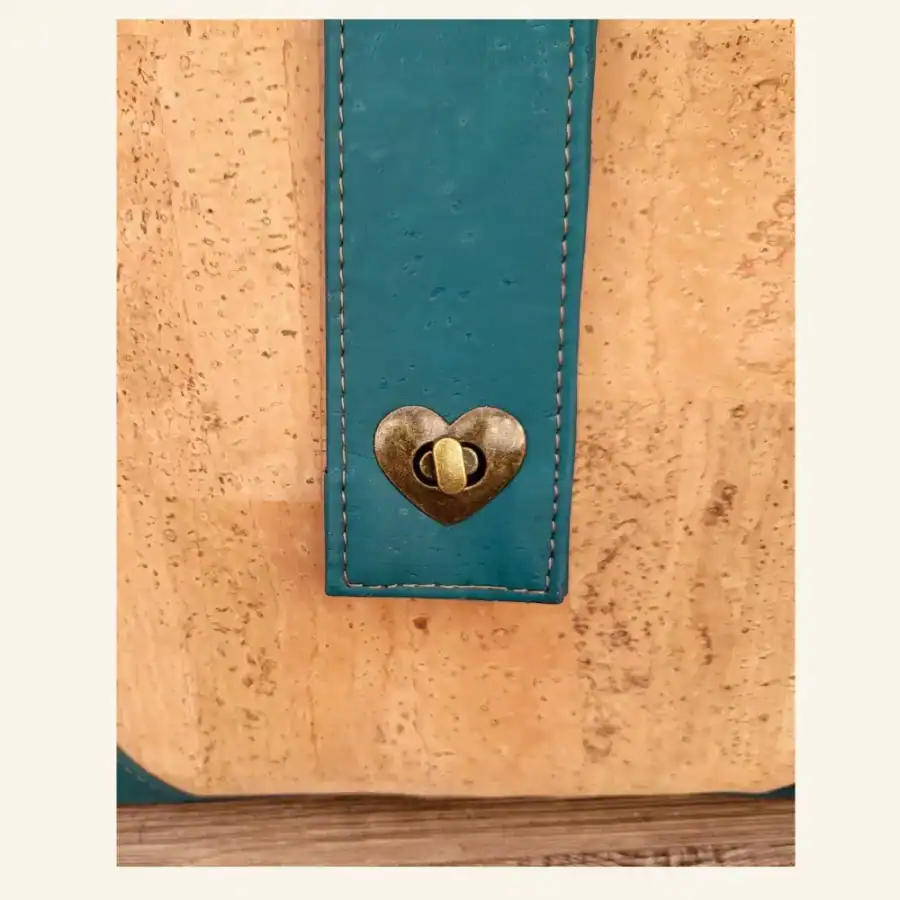 Schoudertas naturel met teal detail klep Schoudertas naturel met teal detail klep
